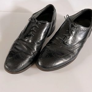 Black wing tip men’s shoe